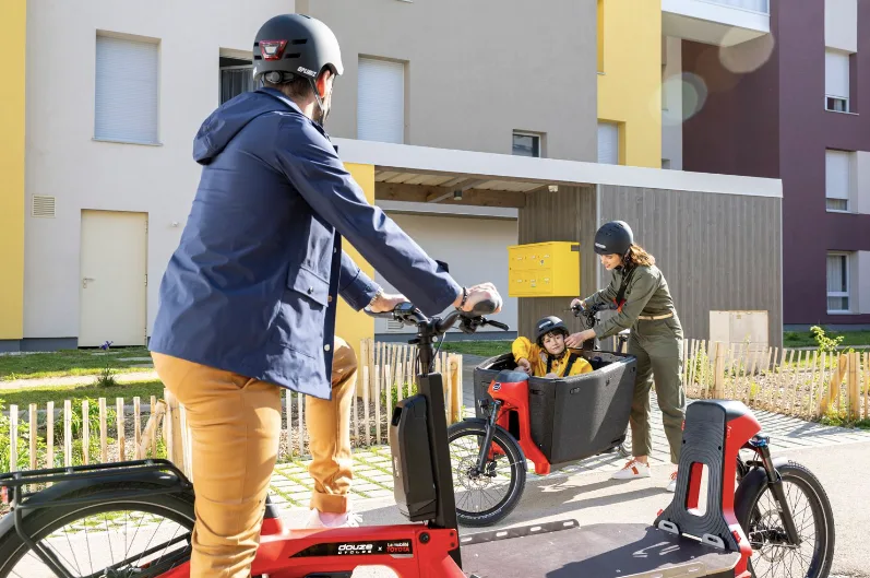 Toyota France et DOUZE Cycles lancent un nouveau vélo cargo électrique français Toyota France et la marque de vélos francophone DOUZE Cycles sont fiers d’annoncer le lancement, à compter de ce jour, de leur tout nouveau vélo cargo électrique intitulé « DOUZE Cycles x La mobilité Toyota ». Ce modèle présente un design élégant et est très simple d’utilisation. Il a été spécialement conçu pour répondre aux besoins quotidiens des familles ayant des enfants, qu’il s’agisse de cyclistes novices ou confirmés et qu’ils se préoccupent ou non de l’environnement. Toutes les pièces de ce vélo cargo électrique ont été fabriquées en France avec des matériaux à haute performance et durables. Son design est inspiré des lignes modernes des véhicules Toyota, et propose une bonne maniabilité et une utilisation confortable.