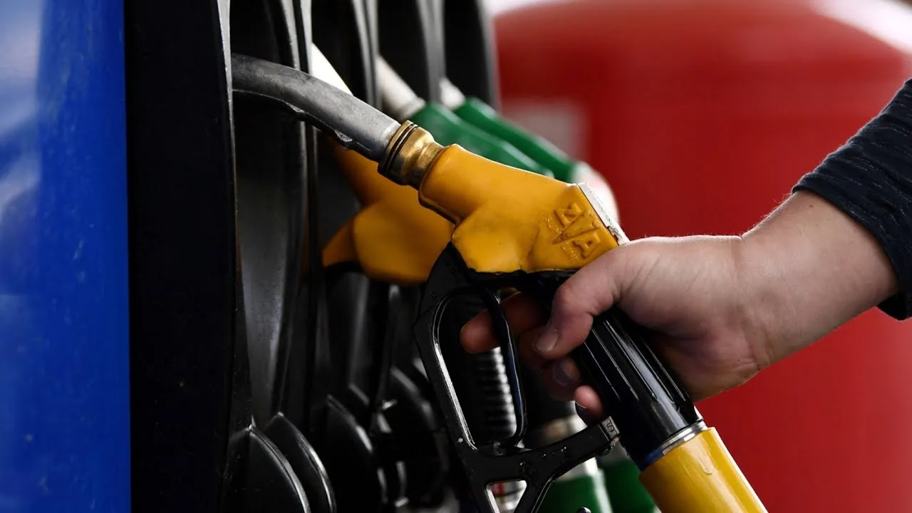 flambée des prix du carburant: comment nos voisins européens s’en sortent ils comparé à la france?